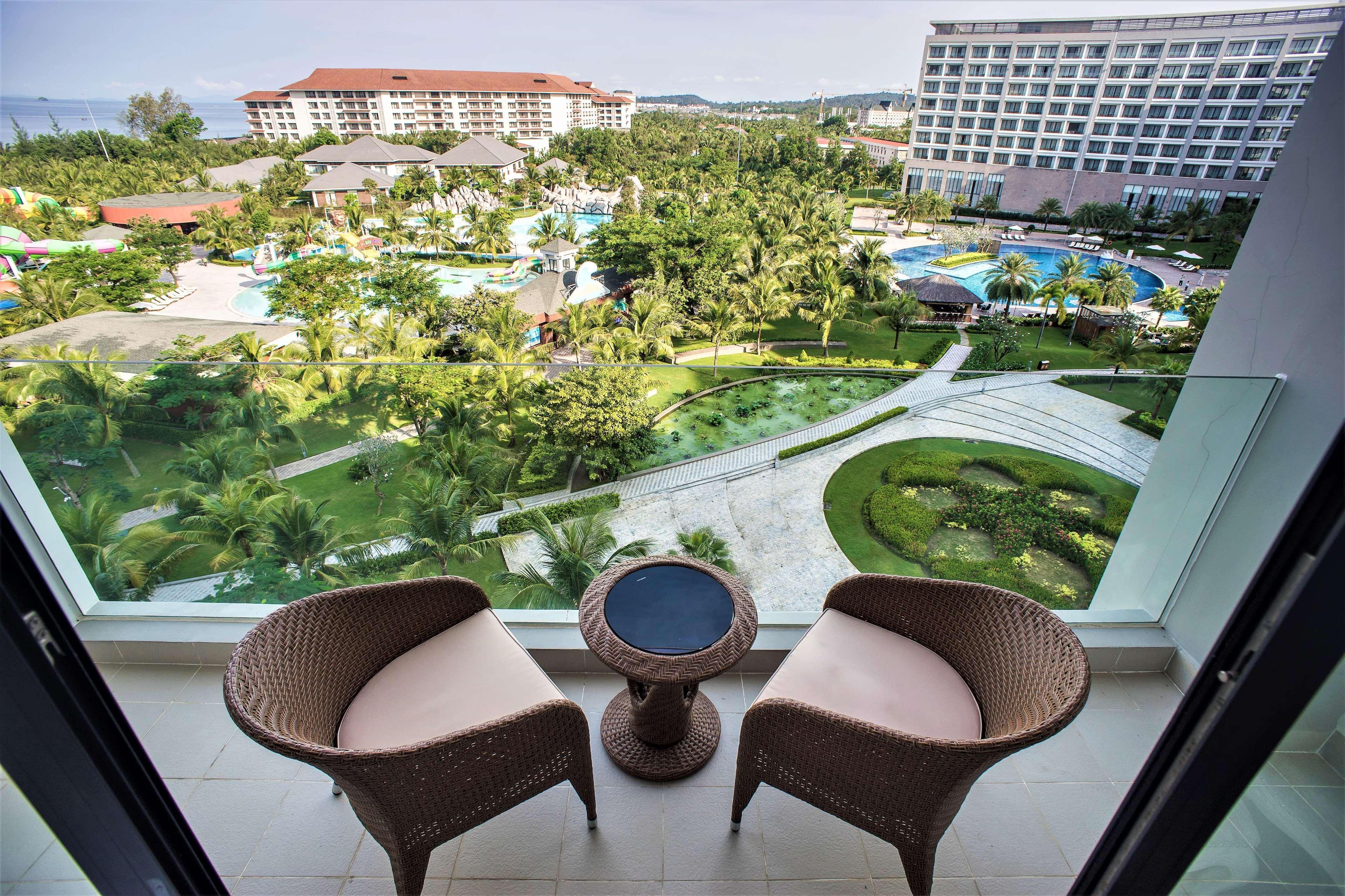 래디슨 블루 리조트 푸꾸옥 두옹 동 외부 사진 View from a room at the resort