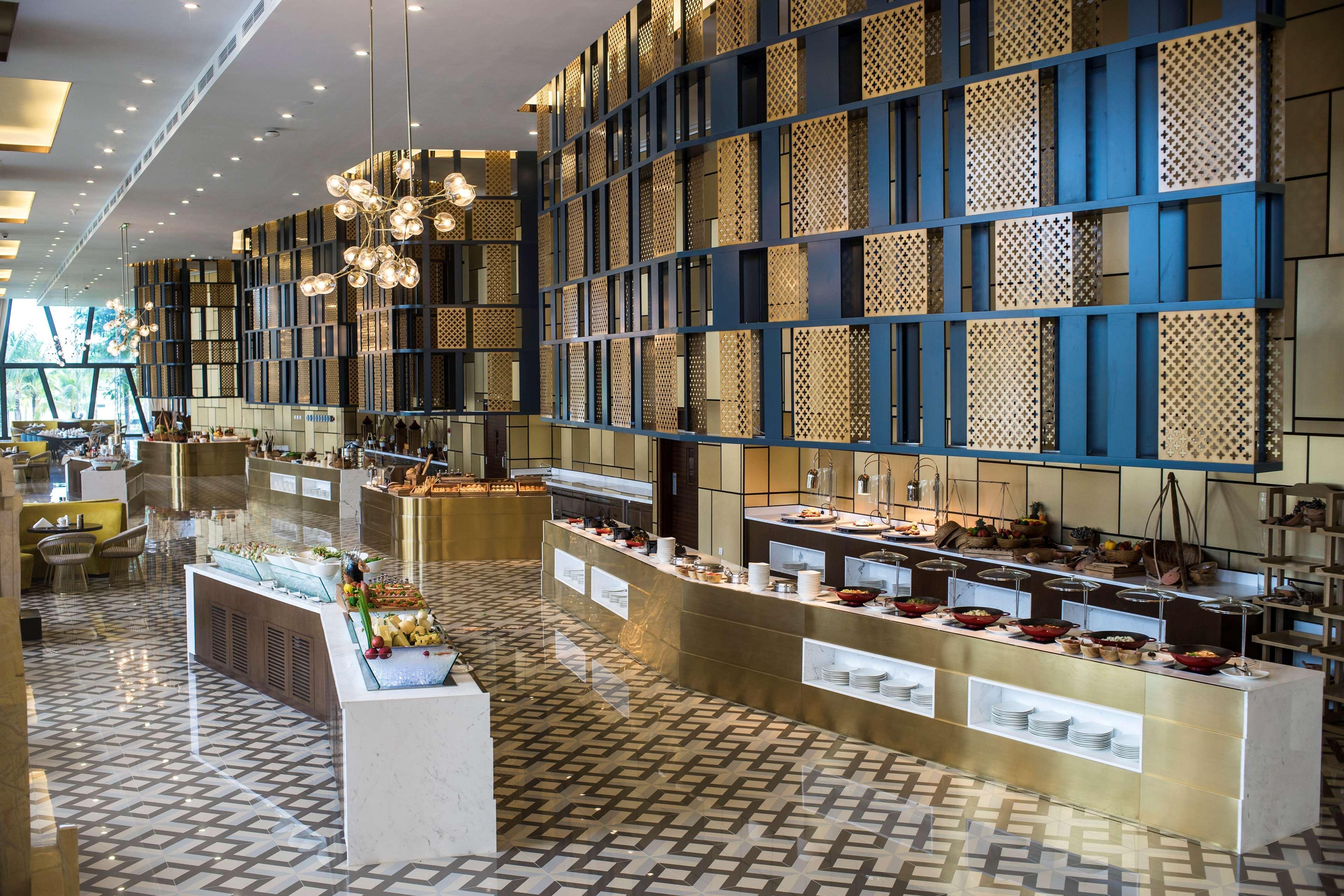 래디슨 블루 리조트 푸꾸옥 두옹 동 외부 사진 The buffet at the hotel