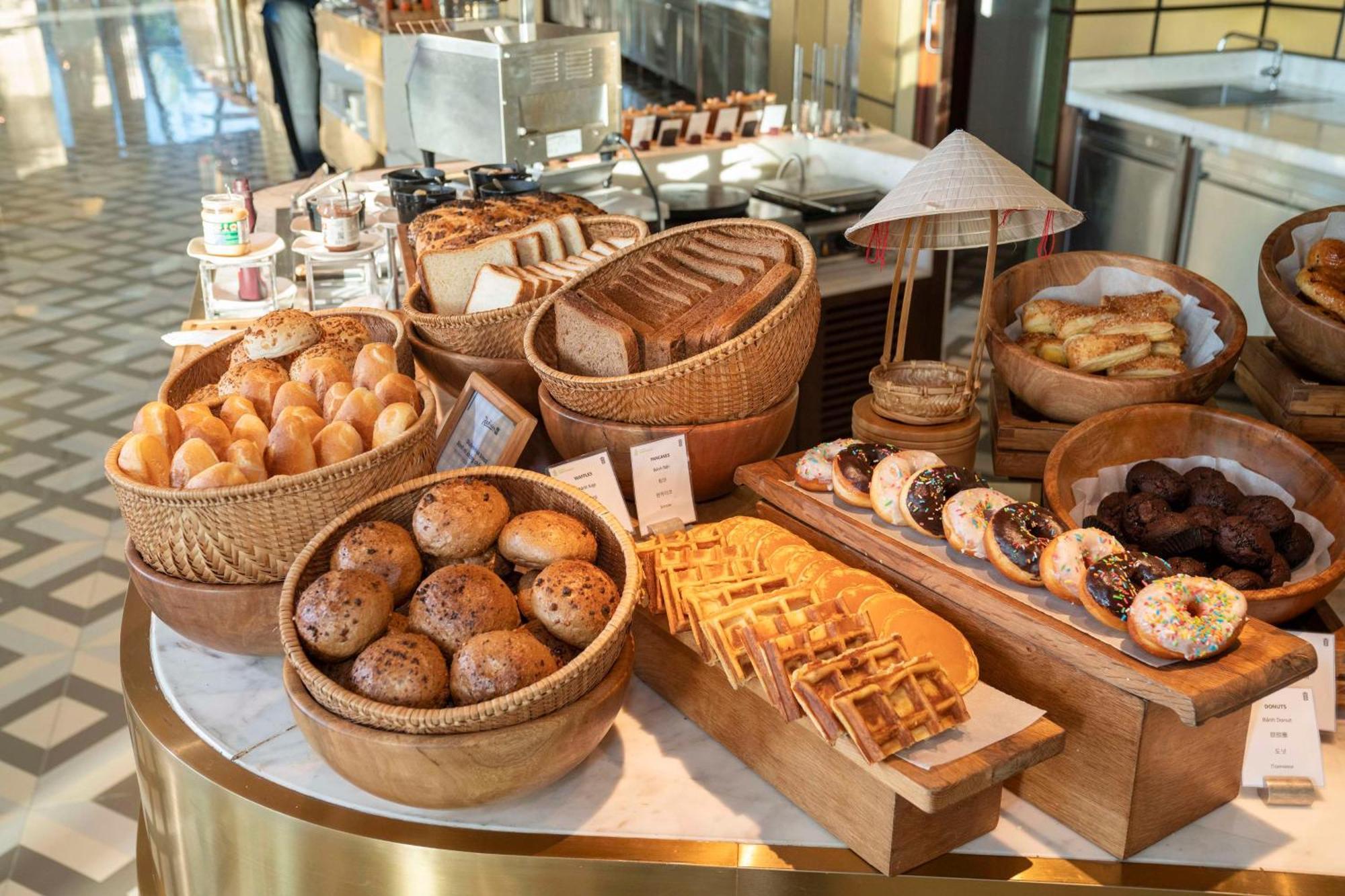 래디슨 블루 리조트 푸꾸옥 두옹 동 외부 사진 A selection of bread and pastries