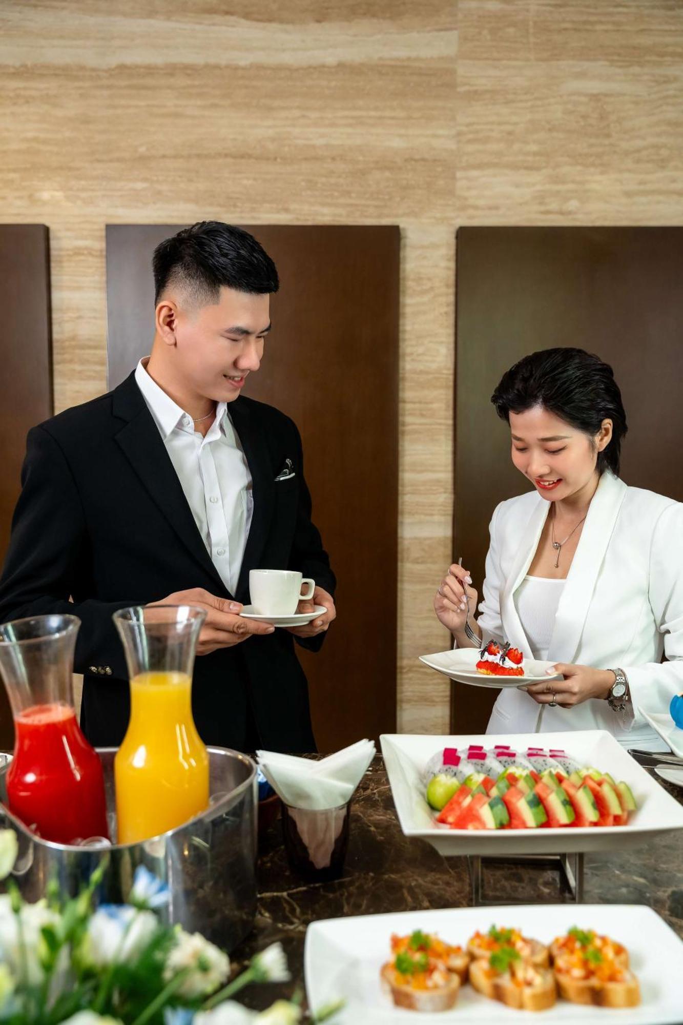 래디슨 블루 리조트 푸꾸옥 두옹 동 외부 사진 A butler serving a guest